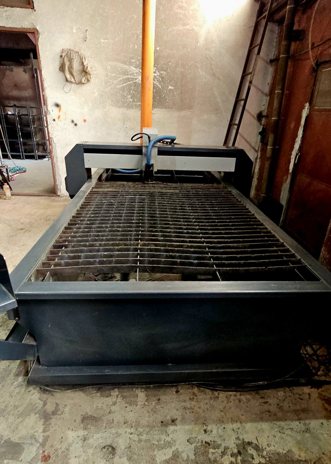 Cnc plazma sa hiper glavom+sistem odimljavanje+izvod za ruter